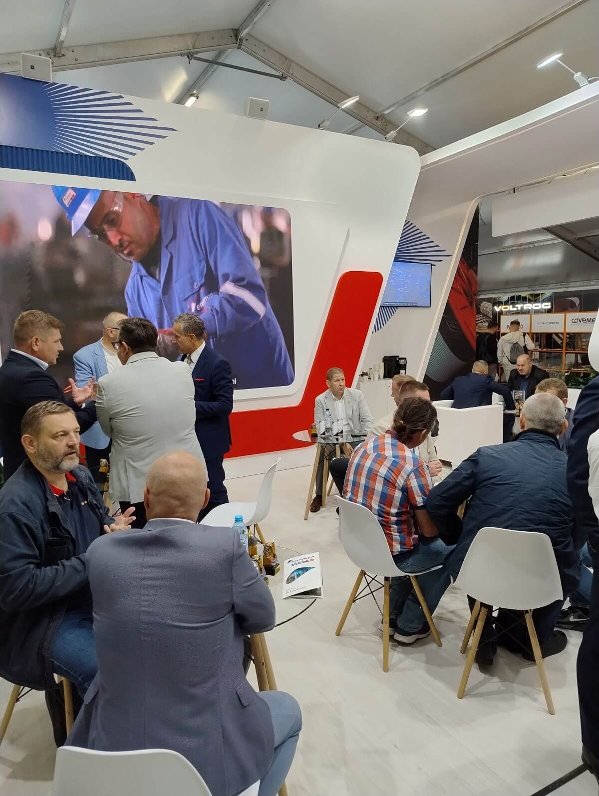 Odwiedzający stoisko Insell i Energya Power Cables